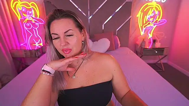 Snapshot of KiraCandyS chatting on 24, 11, 2025 KiraCandyS online show from 24, 11, 2025