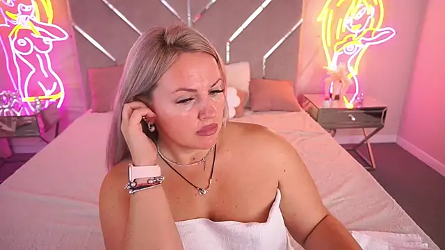 Snapshot of KiraCandyS chatting on 12, 7, 2026 KiraCandyS online show from 12, 7, 2026