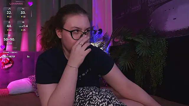 Mia  Peach online show from 8, 12, 2024