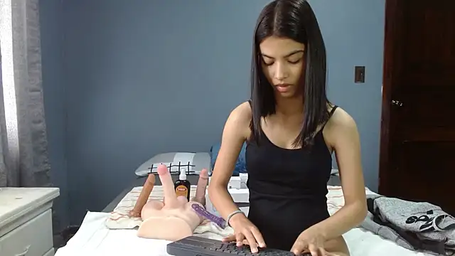 Snapshot of LiaOrtiz69 chatting on 10, 12, 2024 LiaOrtiz69 online show from 10, 12, 2024