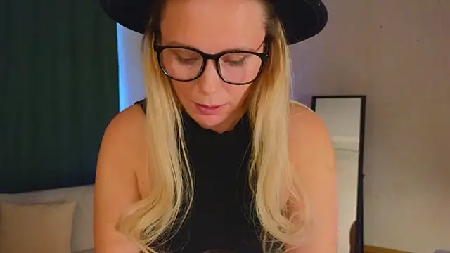 Snapshot of Charming_Daphny chatting on 10, 12, 2024 Charming Daphny online show from 10, 12, 2024