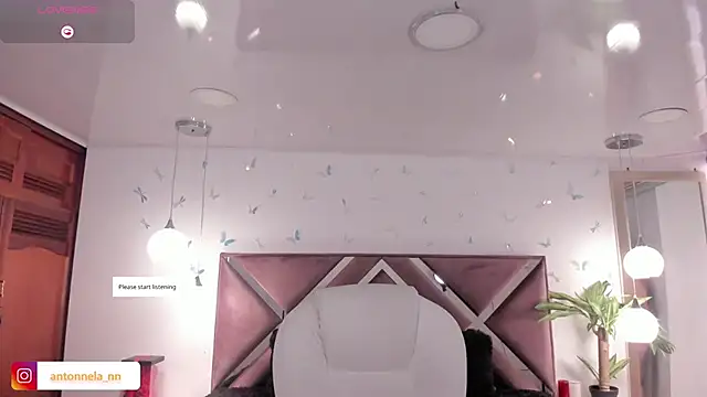 Snapshot of _Antonnela_ chatting on 10, 11, 2025 Antonnela online show from 10, 11, 2025