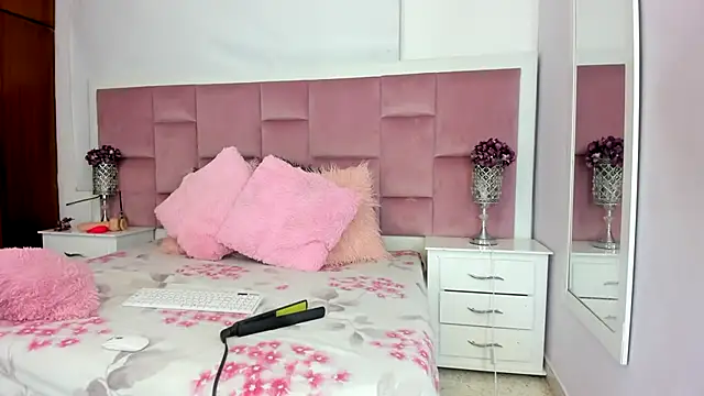 DaphneLloyd online show from 10, 1, 2025