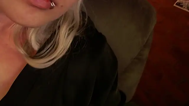 NEXT DOOR GIRL  online show from 23, 3, 2025