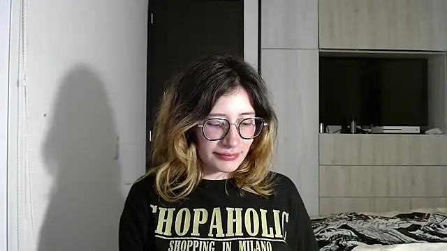 Snapshot of mariana124- chatting on 17, 12, 2024 mariana124- online show from 17, 12, 2024