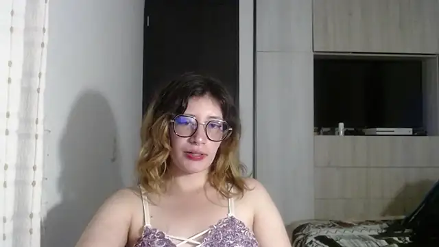 Snapshot of mariana124- chatting on 21, 12, 2024 mariana124- online show from 21, 12, 2024