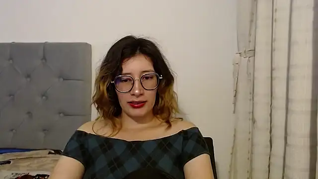 Snapshot of mariana124- chatting on 23, 12, 2024 mariana124- online show from 23, 12, 2024