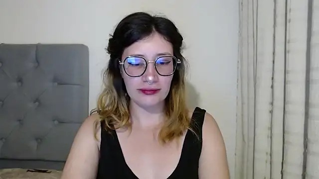 Snapshot of mariana124- chatting on 27, 12, 2024 mariana124- online show from 27, 12, 2024