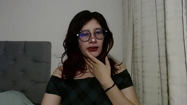 Snapshot of mariana124- chatting on 2, 2, 2025 mariana124- online show from 2, 2, 2025