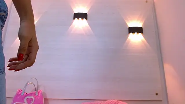 Snapshot of AndreaGil_ chatting on 6, 11, 2025 AndreaGil online show from 6, 11, 2025