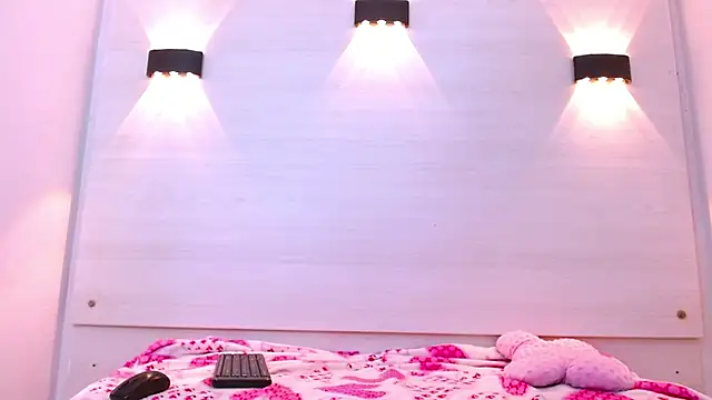 Snapshot of AndreaGil_ chatting on 11, 11, 2025 AndreaGil online show from 11, 11, 2025