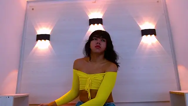 Snapshot of AndreaGil_ chatting on 14, 12, 2025 AndreaGil online show from 14, 12, 2025