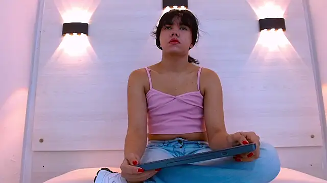 Snapshot of AndreaGil_ chatting on 15, 12, 2025 AndreaGil online show from 15, 12, 2025