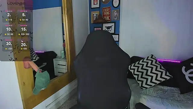 Snapshot of VladHellsing4 chatting on 8, 11, 2025 VladHellsing4 online show from 8, 11, 2025