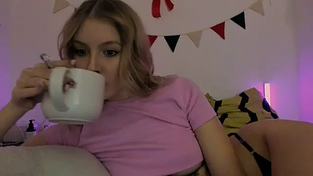Snapshot of MiaDavis21 chatting on 22, 2, 2025 MiaDavis21 online show from 22, 2, 2025