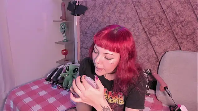 Sarah-Stoner online show from 24, 11, 2025