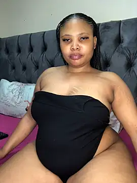 Snapshot of Anaelle24 chatting on 4, 5, 2026 Anaelle24 online show from 4, 5, 2026