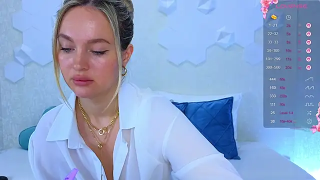 Snapshot of Lynna_Sparks chatting on 10, 10, 2025 Lynna Sparks online show from 10, 10, 2025