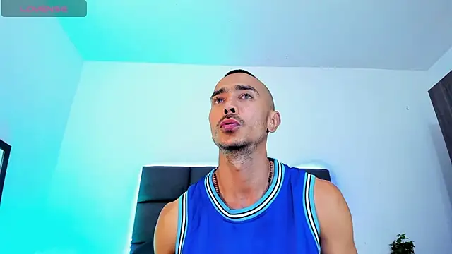 Snapshot of steven_hott8 chatting on 16, 11, 2025 steven hott8 online show from 16, 11, 2025