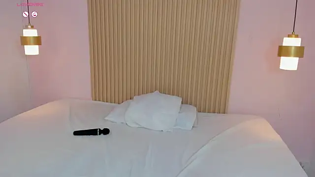 AliceRoss0 online show from 5, 7, 2026