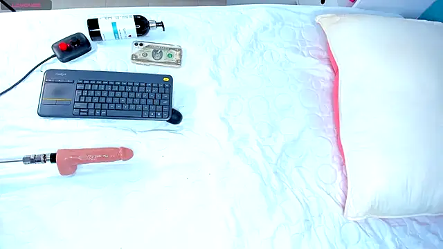 Snapshot of CintiaVega chatting on 3, 2, 2025 CintiaVega online show from 3, 2, 2025