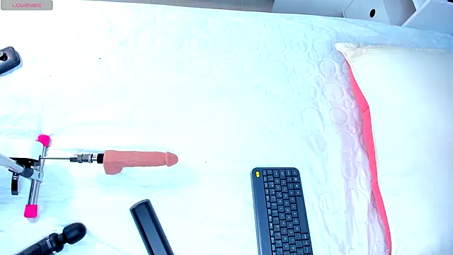 Snapshot of CintiaVega chatting on 4, 2, 2025 CintiaVega online show from 4, 2, 2025