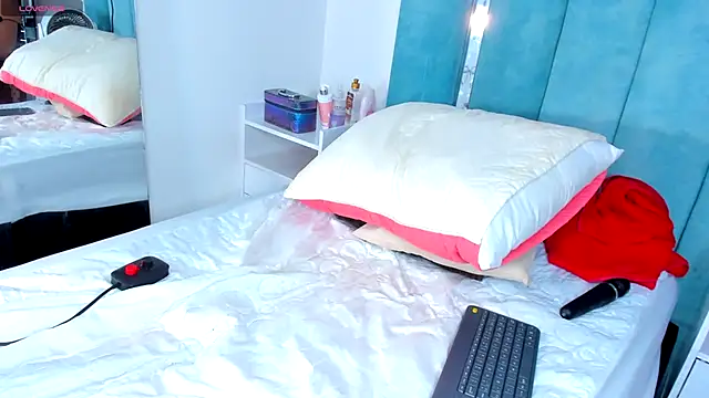 Snapshot of CintiaVega chatting on 25, 2, 2025 CintiaVega online show from 25, 2, 2025