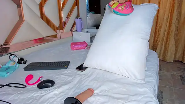 Snapshot of CintiaVega chatting on 3, 10, 2025 CintiaVega online show from 3, 10, 2025