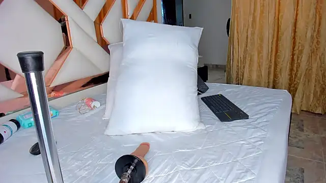 Snapshot of CintiaVega chatting on 28, 10, 2025 CintiaVega online show from 28, 10, 2025