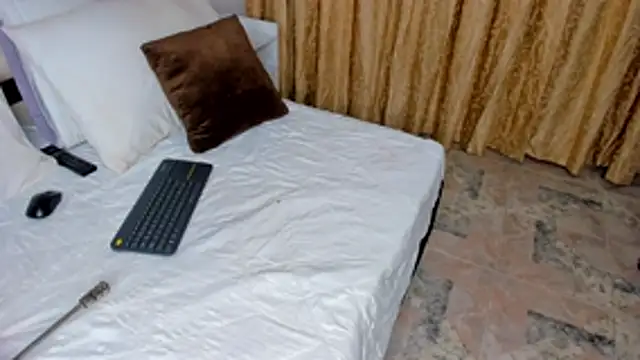 Snapshot of CintiaVega chatting on 6, 11, 2025 CintiaVega online show from 6, 11, 2025