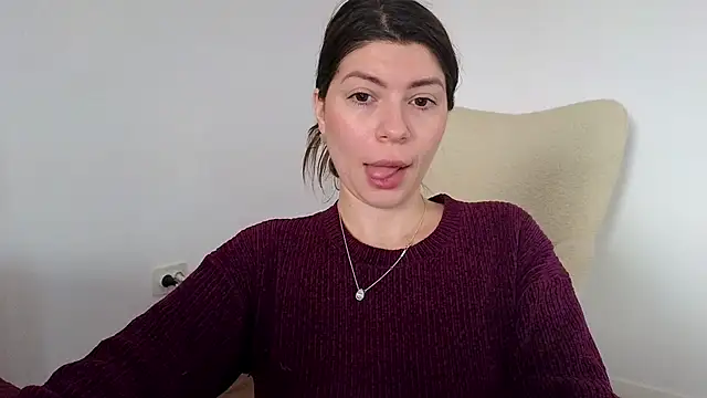 Snapshot of Jullyenn3 chatting on 5, 2, 2025 Jullyenn3 online show from 5, 2, 2025