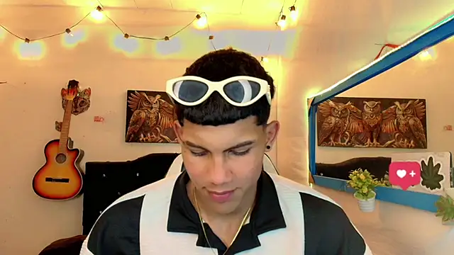Snapshot of Damian_latinxxx chatting on 8, 2, 2025 Damian latinxxx online show from 8, 2, 2025