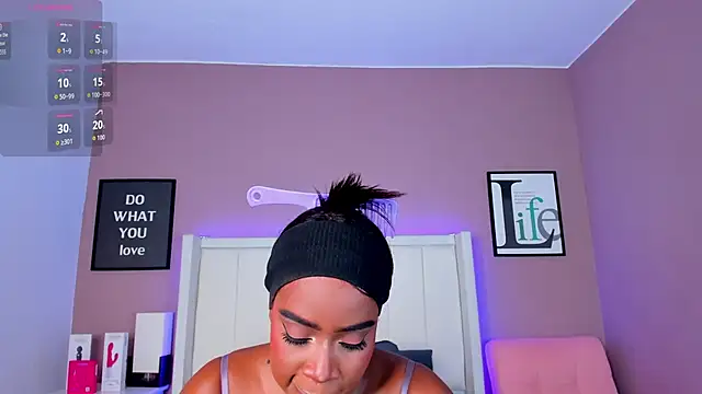 Snapshot of Britanymooree chatting on 11, 9, 2025 Britanymooree online show from 11, 9, 2025