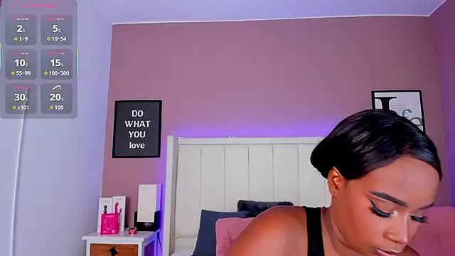 Snapshot of Britanymooree chatting on 22, 10, 2025 Britanymooree online show from 22, 10, 2025