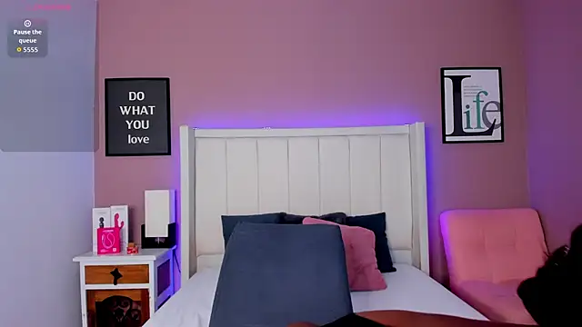 Snapshot of Britanymooree chatting on 23, 10, 2025 Britanymooree online show from 23, 10, 2025