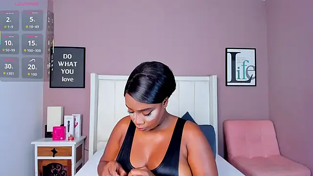 Snapshot of Britanymooree chatting on 3, 11, 2025 Britanymooree online show from 3, 11, 2025