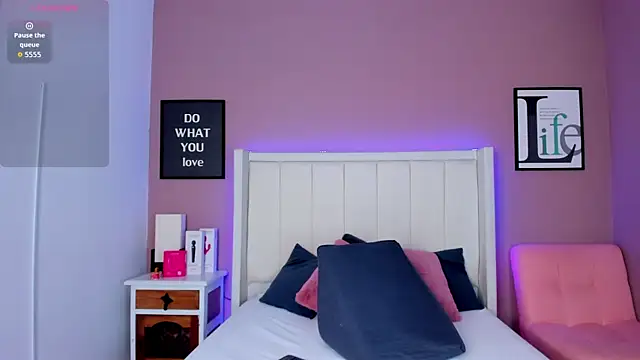 Snapshot of Britanymooree chatting on 4, 11, 2025 Britanymooree online show from 4, 11, 2025