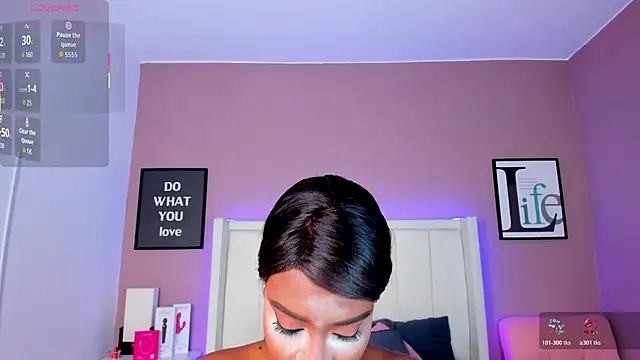 Snapshot of Britanymooree chatting on 8, 11, 2025 Britanymooree online show from 8, 11, 2025