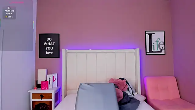 Snapshot of Britanymooree chatting on 11, 11, 2025 Britanymooree online show from 11, 11, 2025