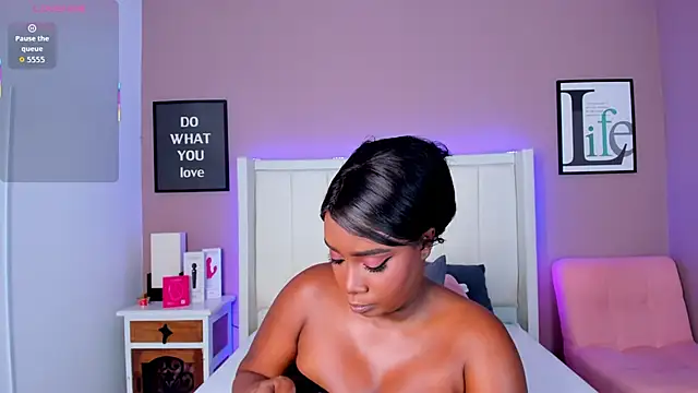 Snapshot of Britanymooree chatting on 12, 11, 2025 Britanymooree online show from 12, 11, 2025