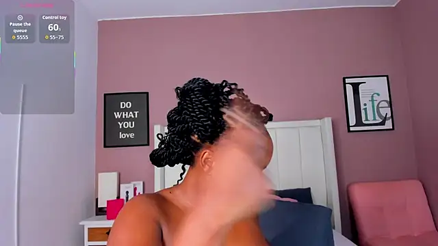 Snapshot of Britanymooree chatting on 25, 11, 2025 Britanymooree online show from 25, 11, 2025