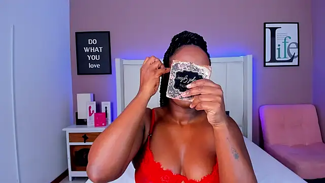 Snapshot of Britanymooree chatting on 28, 11, 2025 Britanymooree online show from 28, 11, 2025