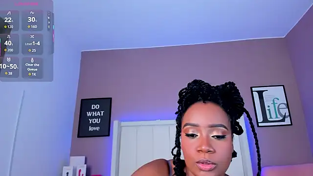 Snapshot of Britanymooree chatting on 1, 12, 2025 Britanymooree online show from 1, 12, 2025