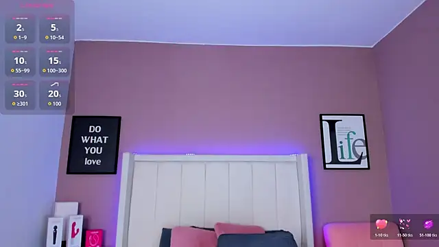 Snapshot of Britanymooree chatting on 4, 12, 2025 Britanymooree online show from 4, 12, 2025