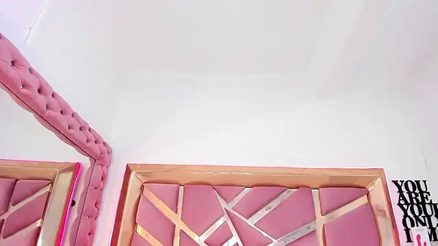 Britanymooree online show from 18, 4, 2026