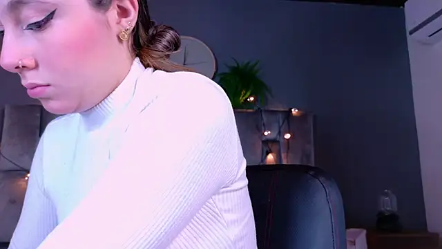 Snapshot of AmbarHills_1 chatting on 11, 11, 2025 AmbarHills 1 online show from 11, 11, 2025