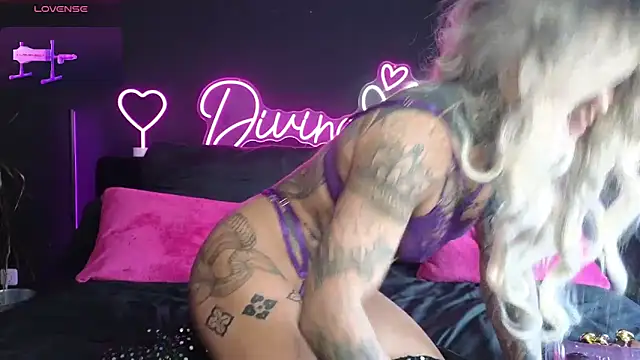 Divina X  online show from 6, 3, 2025