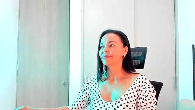 Evawalker  online show from 28, 9, 2025