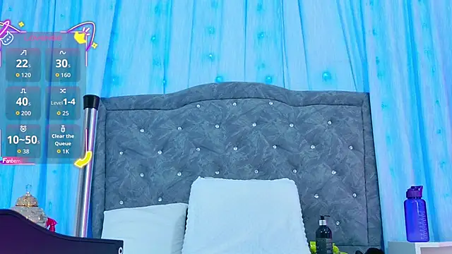 Snapshot of AuraRoss chatting on 7, 10, 2025 AuraRoss online show from 7, 10, 2025