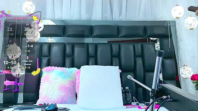 Snapshot of AuraRoss chatting on 16, 10, 2025 AuraRoss online show from 16, 10, 2025